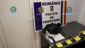 VIDEO FOTO Cetățean bulgar prins la intrarea în țară cu 3,7 kilograme de metamfetamină și pseudoefedrină / Drogurile erau ascunse în cotiera și portbagajul mașinii cu care se deplasa