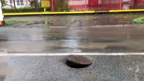 O adolescentă a dat în judecată o primărie din Iași, după ce a căzut într-un canal fără capac / Și-a fracturat femurul / A primit daune materiale de 38 de lei și daune morale de 20 de mii de lei, după ce a câștigat primul proces