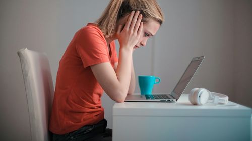 Aproape jumătate dintre adulții tineri din SUA sunt afectați de fenomenul numit „tulburare dismorfică financiară”, potrivit unui sondaj / Expert: Ștergeți cardurile salvate online și reduceți timpul petrecut pe Instagram