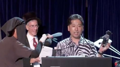 Premiile anti-Nobel 2025: Alcoolul poate ajuta, uneori, la îmbunătăţirea abilităţii de a vorbi limbi străine / Pot scăpa vacile de muște dacă sunt vopsite ca zebrele?