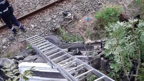 Accident pe Valea Oltului: o maşină cu patru persoane a căzut de pe şosea pe calea ferată
