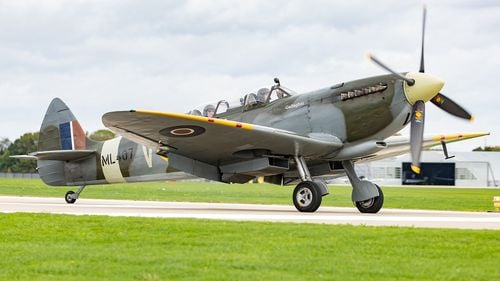 Un pilot al RAF s-a prăbuşit cu un avion Spitfire / Avionul din cel de-Al Doilea Război Mondial zbura în apropierea bazei aeriene din Coningsby, în estul Angliei