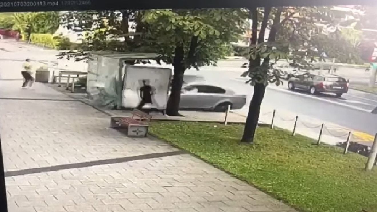 Un șofer care a intrat cu mașina într-o stație de autobuz din Baia Mare, omorând o tânără de 20 de ani, a fost arestat preventiv / Zeci de persoane au protestat față de decizia inițială de a-l lăsa în libertate
