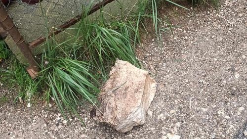 Tânăr de 34 de ani, în comă după ce a fost lovit în cap de o piatră desprinsă de pe un versant, la Cheile Bicazului / Incidentul s-a produs în fața unor tarabe cu suveniruri / Bărbatul era însoțit de soție și cei doi copii