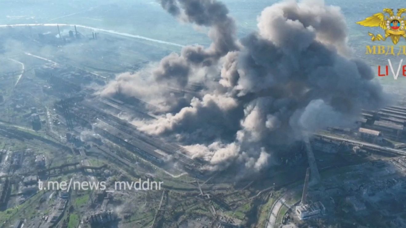 VIDEO Forțele rusești se concentrează pe "anihilarea" apărătorilor de la Azovstal, anunță armata ucraineană: „Inamicul a reluat ofensiva cu sprijinul avioanelor” / Bombardamente „non-stop” pe timpul nopții