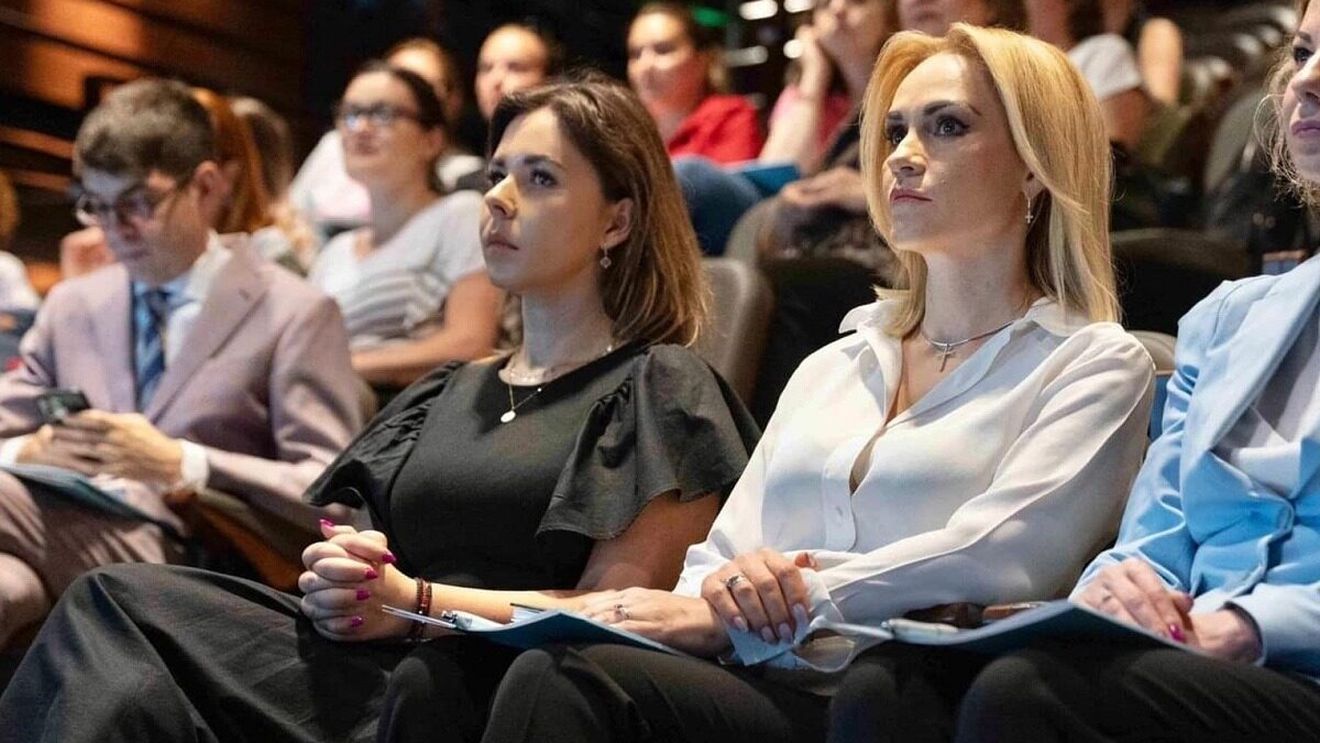 Fostă consilieră a Gabrielei Firea, care a fost simultan vicepreședinte la PSD Sector 6 și membru în Consiliul de Administrație al Maternității Giulești, găsită în incompatibilitate de Agenția Națională de Integritate / UPDATE „Voi ataca în instanță”
