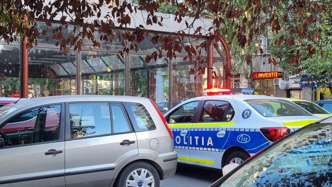 Doi polițiști dați afară în cazul autospecialei furate din fața sediului IPJ Sibiu / În 21 octombrie, un tânăr, oprit în trafic de polițiști, fiind băut, a furat mașina din parcarea Biroului Rutier Sibiu