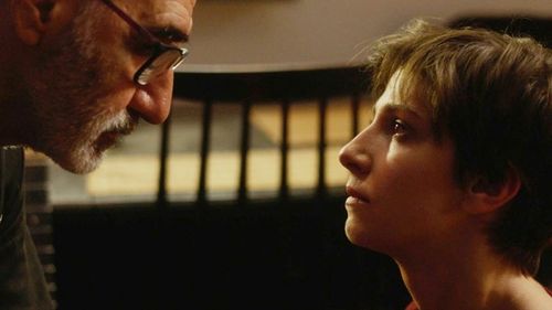 Variety, interviu cu regizorul Radu Dragomir despre filmul său de debut: Povestea a două studente acuzate de un profesor că au copiat și care ajung în apartamentul său