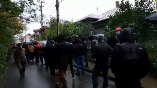 VIDEO Cetățenii moldoveni din Iași stau la coadă mai mult de o oră pentru a reuși să voteze
