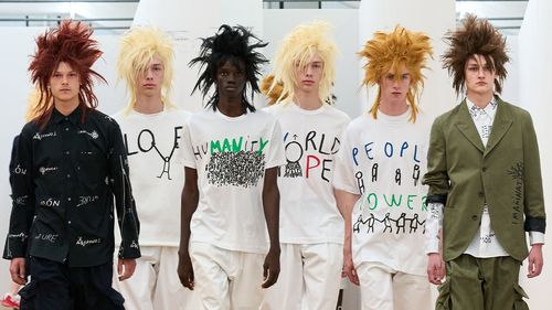 Artistul Dan Perjovschi, colaborare cu brandul japonez ”Comme des Garçons” / Colecția ”shirt 2026” conține mesajele sibianului / Onorariul l-a donat pentru construcția primului Campus Medical Pediatric / ”E taxa mea de solidaritate”