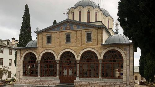 România va da aproape un milion de euro pe an schitului Prodromu din Grecia / Legea, inițiată de parlamentari de la toate partidele, cu excepția USR, a fost promulgată de președintele Iohannis / Inițiator: Și francezii dau patru milioane pe an pentru Catedrala Notre Dame din Paris