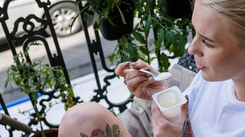 Iaurtul grecesc și skyr sunt cele mai sănătoase tipuri de iaurt, potrivit unui dietetician / Ce trebuie adăugat la ele pentru o masă echilibrată