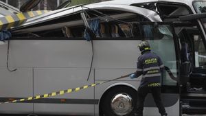 UPDATE Marile semne de întrebare privind accidentul din Pasajul Unirii din Capitală: Limitatorul de înălţime care a strivit autocarul nu ar fi trebuit să se desprindă / Culpa şoferului că a ignorat indicatoarele. Primarul Daniel Băluță: Limitatorul avea fundație de beton