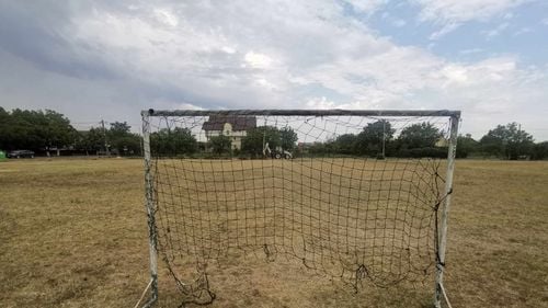 GALERIE FOTO Încep lucrările pentru o bază sportivă în Timișoara. Terenul de fotbal va avea iarbă sintetică și tribună acoperită de 480 de locuri