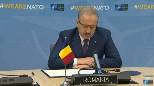 VIDEO Vasile Dîncu abia citește un text în engleză, la Bruxelles. Cum a reacționat Mircea Geoană