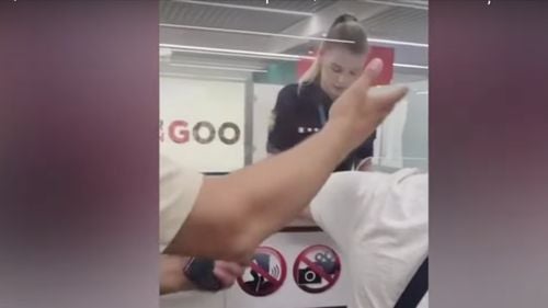 Scandal pe aeroportul din Chişinău, al susţinătorilor lui Ilan Şor care se întorceau din Rusia. S-au îmbrâncit cu poliţiştii şi au strigat sloganuri împotriva Maiei Sandu