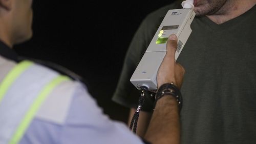 Şofer prins la volan având o alcoolemie de peste 1,8 la mie în aerul expirat, mult peste limita admisă de lege