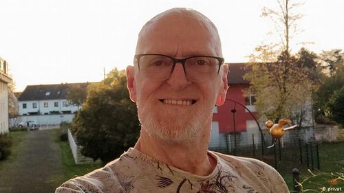 Cum trăiește un german de 30 de ani cu virusul HIV: Timp de șase ani am intrat în carapace, nu am ieșit din casă / Ziua mondială de combatere a SIDA