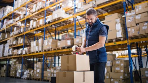 Încă un semn că economia mondială încetinește: lumea foloseşte mai puţine cutii de carton / Cererea mondială pentru hârtie de ambalaj dă semne de încetinire pentru prima dată după 2020