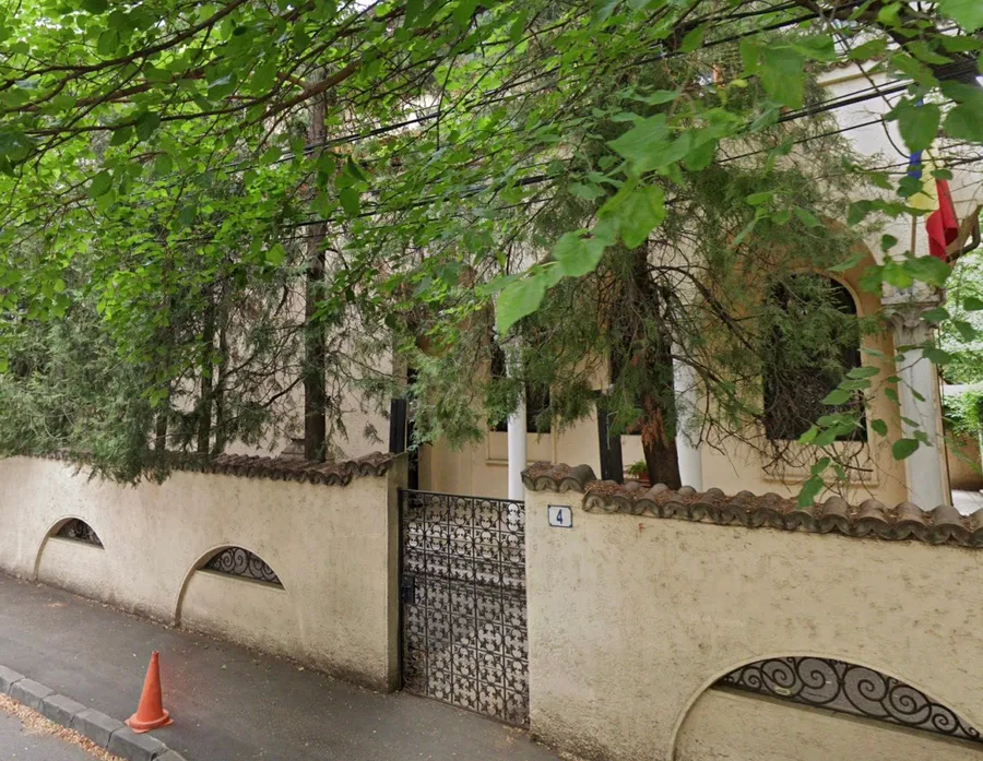 Casa in care locuieste Emil Constantinescu