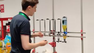 Cocktailuri făcute de un robot, la Cluj / Studenții de la UTCN au creat „Barduino”, barmanul viitorului / Nu rezolvă neapărat o problemă, dar face viața puțin mai interesantă