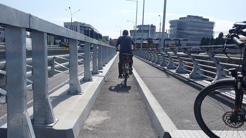 Două poduri nou construite în Sibiu le creează probleme bicicliștilor: Pistele sunt strâmte, coborâte în șanț și blocate de parapetele de protecție /  Investiție 2,8 milioane de euro