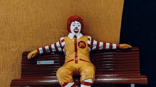 McDonald's își reduce numărul de angajați din birouri și veniturile acestora/ Lanțul de fast-food vrea să ”anuleze sau deprioritizeze” anumite inițiative