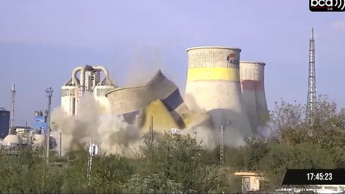 VIDEO Un turn de răcire de la Azomureş, demolat prin implozie. Au fost folosite circa 60 de kilograme de explozibil