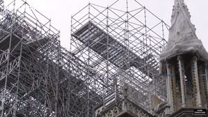 VIDEO Luni începe una dintre cele delicate operațiuni inginerești: demontarea celor 40.000 de țevi de metal care au sprijinit acoperișul incendiat al Catedralei Notre Dame din Paris