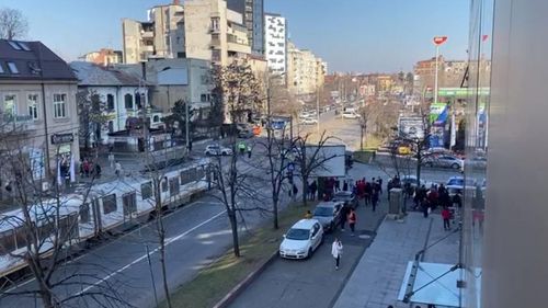 VIDEO Un bărbat a fost reținut în Capitală după ce a amenințat că-și detonează mașina în apropierea unei benzinării