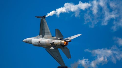 Un foc accidental din partea apărării aeriene ucrainene, printre scenariile anchetei în cazul prăbușirii avionului american F-16 în Ucraina – Voice of America (surse)