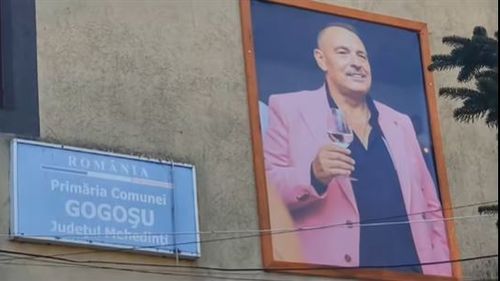 UPDATE Tablouri cu edilul mort al unei comune din Mehedinți, cu paharul de vin în mână, la intrarea în primărie