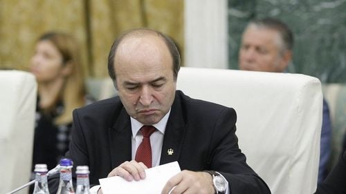 Fostul ministru al Justiției, Tudorel Toader, a dat în judecată și Radio Europa Liberă România, publicație finanțată de Congresul Statelor Unite. În noiembrie, Toader chemase la bară Deutsche Welle, trust de presă deținut de Statul german