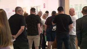 Românii care trebuie să își schimbe buletinul au de înfruntat cozi imense. Programările sunt epuizate în următoarea lună