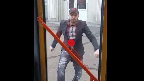 Poliția s-a sesizat din oficiu în cazul bărbatului care a lovit cu piciorul în ușa unui autobuz