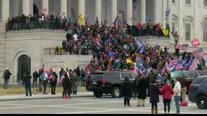 Joe Biden, validat oficial ca președinte al SUA. Congresul a respins toate obiecțiile legale ale aliaților lui Trump. Bilanțul violențelor: 4 morți și 52 de arestări, Washington în stare de asediu, clădirea Congresului securizată