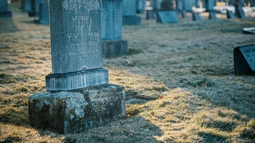 Pietrele funerare ecologice, folosite în Danemarca pentru a reduce emisiile de dioxid de carbon