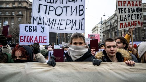 Zeci de mii de persoane s-au alăturat în Serbia protestelor organizate de studenţi la Belgrad / ”Corupţia a pătruns în fiecare strat al societăţii noastre”