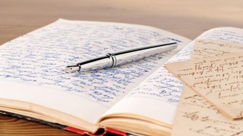 Într-o lume care trăiește aproape exclusiv online, unii își găsesc răgazul în "jurnalul cu nimicuri”