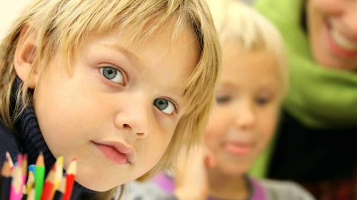 Lovitură pentru familiile care își duceau copiii la peste 300 de after school-uri private: acestea nu mai pot fi organizate în aceeași clădire cu grădinițe private. Christian Comșa, Asociația Școlilor Particulare: Normele vin foarte târziu, s-au făcut investiții, s-au înscris copiii la after