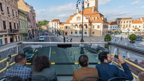 De sâmbătă, autobuzul supraetajat din Brașov circulă din nou / Costă 4 lei pentru 60 de minute