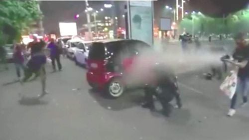 VIDEO UPDATE Filmul complet al coliziunii dintre jandarm și motociclist mai conține două scene hilare: Un alt jandarm cade în fund, apoi este gazat de un coleg