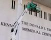 Muncitorii încep să îndepărteze numele lui Trump de pe clădirea Kennedy Center