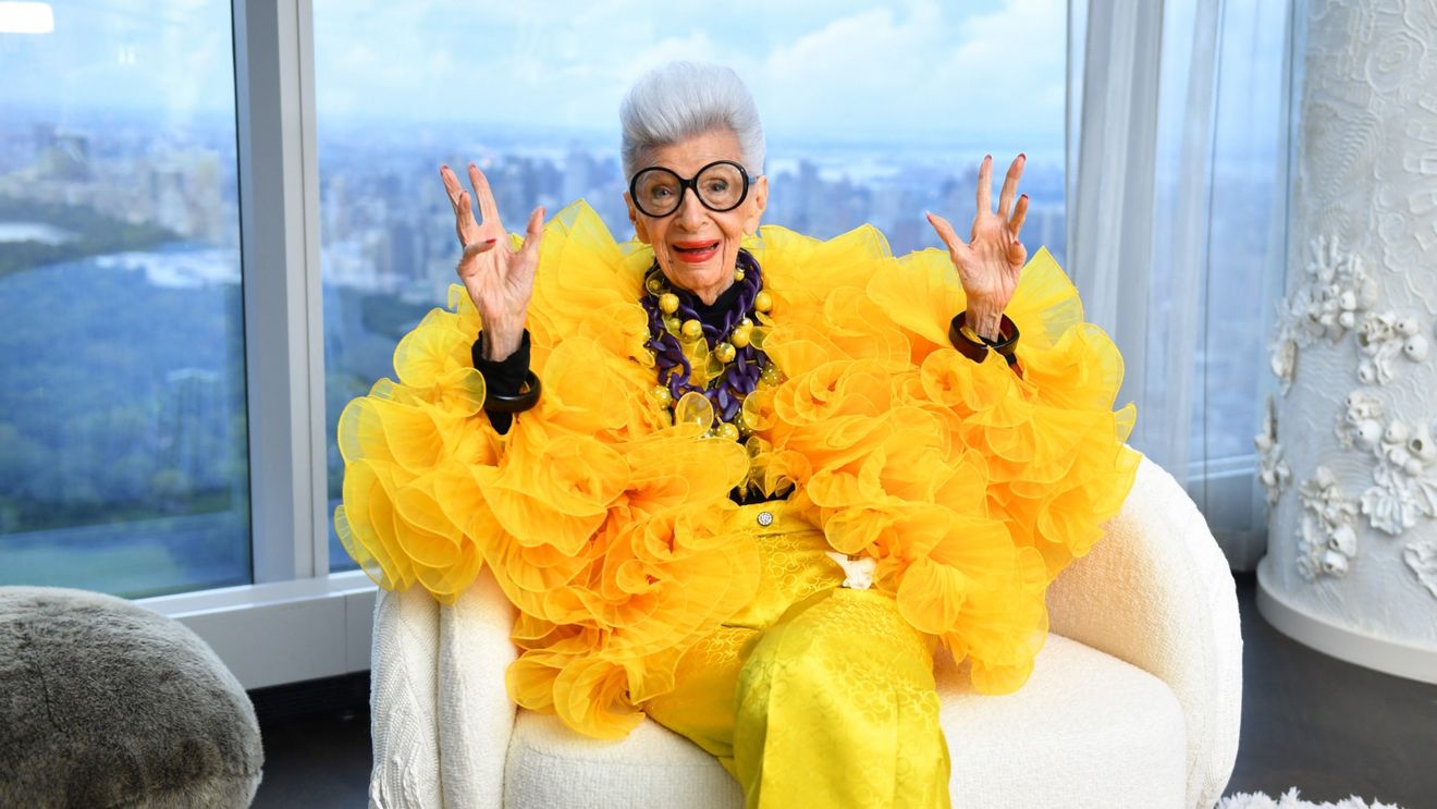 "Starleta geriatrică" a modei, Iris Apfel, a murit la 102 ani