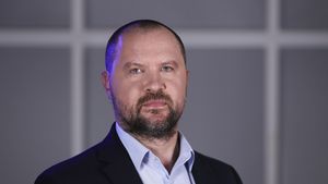 Cine plătește pentru George Simion, patriotul care își înjură țara pe bani grei în America