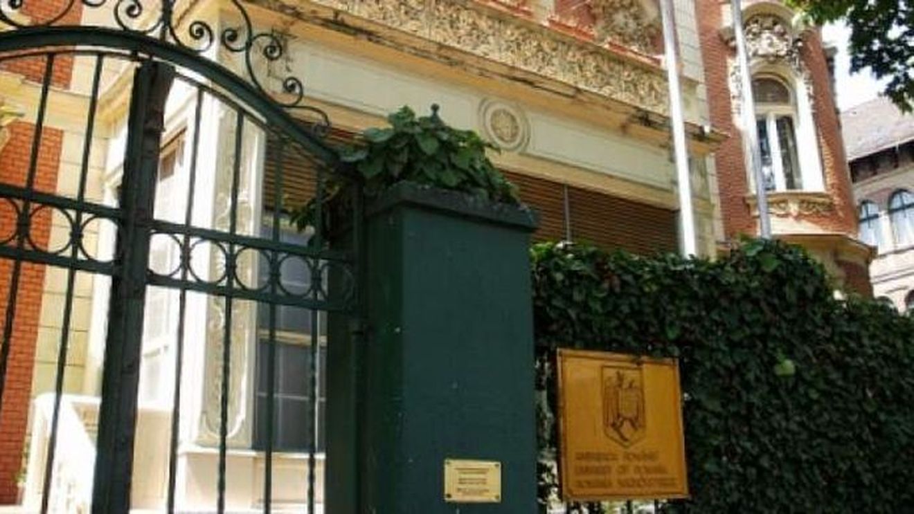 Ministerul de Externe acuză Ungaria că a permis profanarea simbolurilor statele de la ambasada României din Budapesta, chiar în prezența poliției maghiare