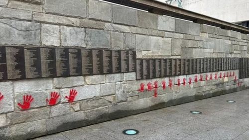 Patru bulgari urmează să fie judecaţi în toamnă la Paris cu privire la ”mâinile roşii” de pe Memorialul Holocaustului / Ei riscă până la şapte ani de închisoare şi amenzi de 75.000 €. O primă audiere la 11 septembrie, procesul pe fond, la sfârşitul lui octombrie