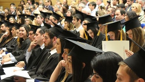 Sistemul britanic de credite studențești, suspiciuni majore de fraudă: 370.000 de absolvenți „dispăruți” cu datorii de 13 miliarde