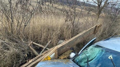 Bacău: Șase persoane rănite, în urma coliziunii dintre un autoturism şi o căruţă în Plopana
