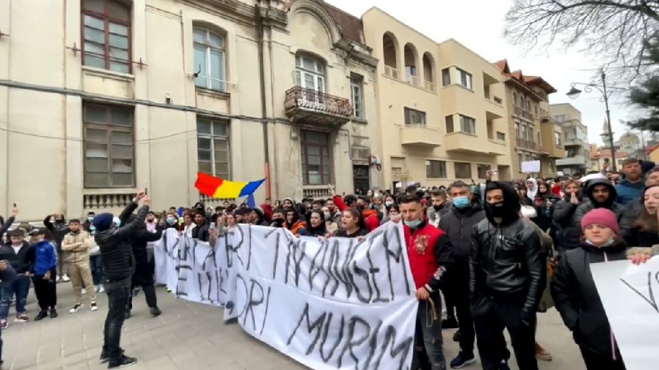 Peste 155 de sancțiuni contravenționale aplicate de jandarmi în Constanța la protestul de luni seara față de noile restricții / Trei adolescenți care au tras cu praștia în coloana de manifestanți, sancţionaţi cu 900 de lei amendă